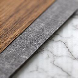 Échantillons de matériaux et de finitions : parquets, carrelages, peintures murales, et textures de surface, présentés comme des options de personnalisation pour un intérieur d'appartement.